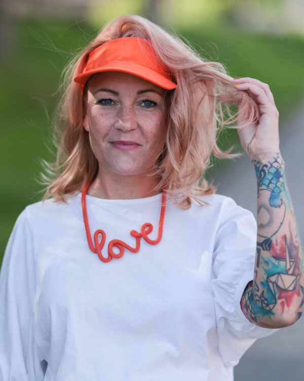 schriftzug-kette-love-red-orange